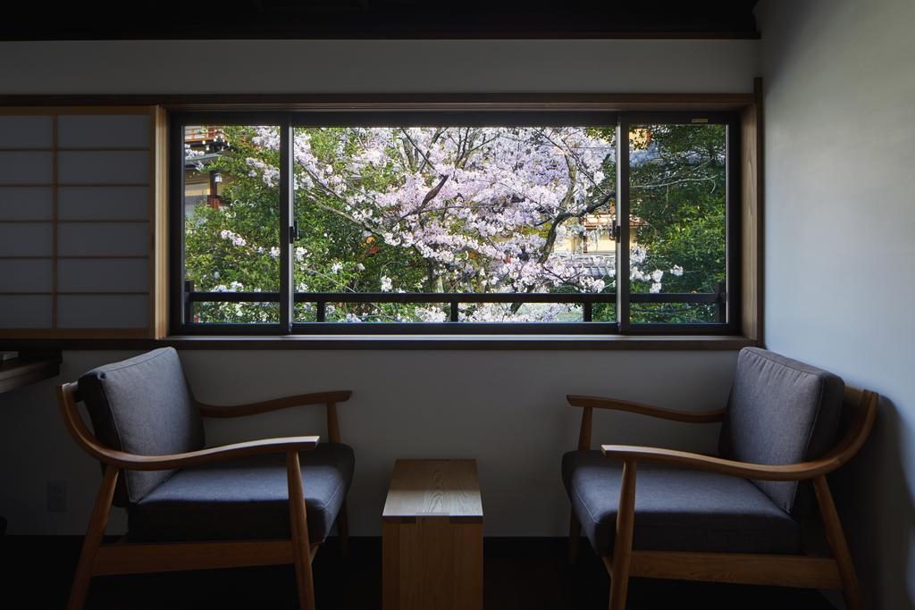 二階の窓から見える桜 窓は大きければ良いものでなく、最適なサイズがある