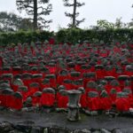 お地蔵さんの深紅の前掛け　醍醐寺理性院