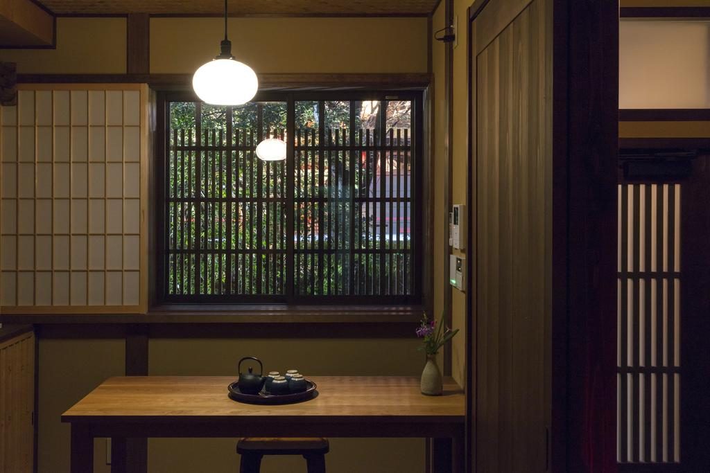 1階ダイニングルーム 高瀬川沿いの桜の木が見える