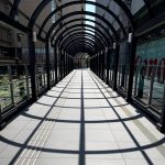 通路の影　自然の感じるデザイン　大阪梅田