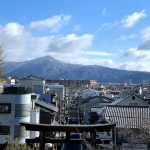 建勲神社の参道　船岡山から比叡山