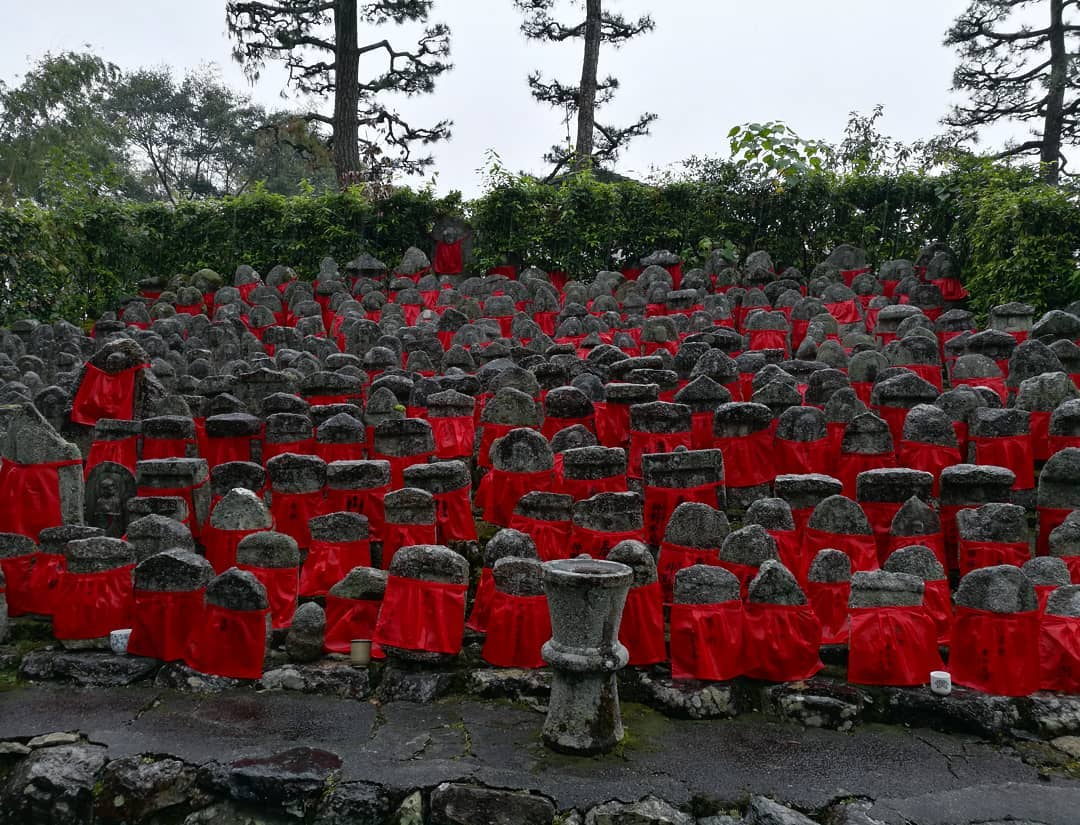 新調された深紅のお地蔵さんの前掛け