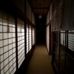 神社の畳廊下と障子の灯り