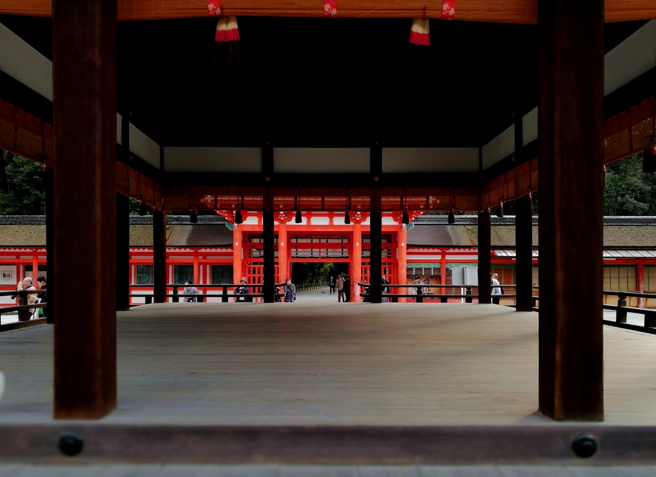 下鴨神社　舞殿より楼門を見る