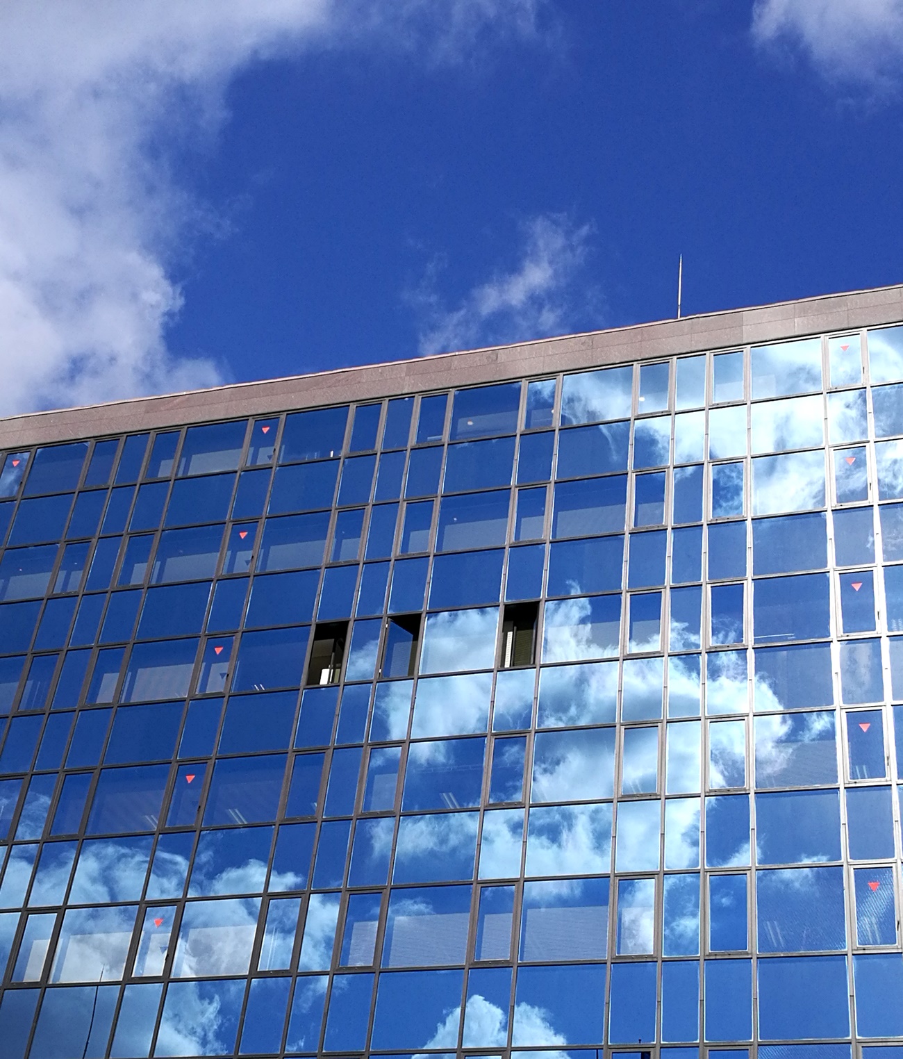 ビルのガラスに写った空