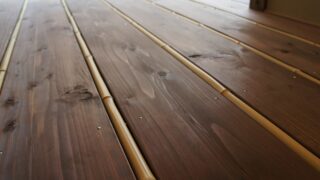 縁側　竹と杉板