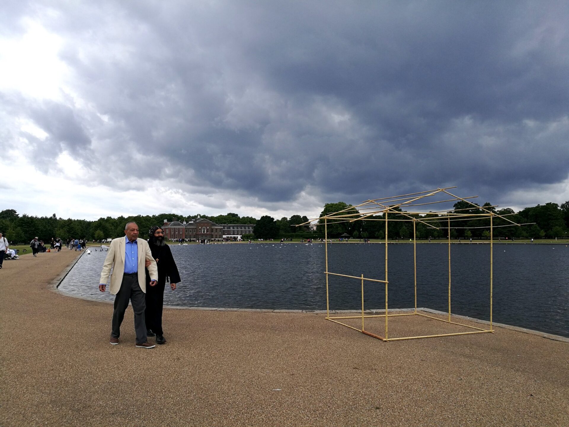 ケンジントン宮殿（Kensington Palace）前にて一服　2017年7月　ロンドン　ハイドパーク