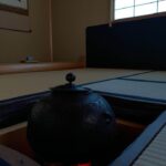 茶室の炉に火を入れる
