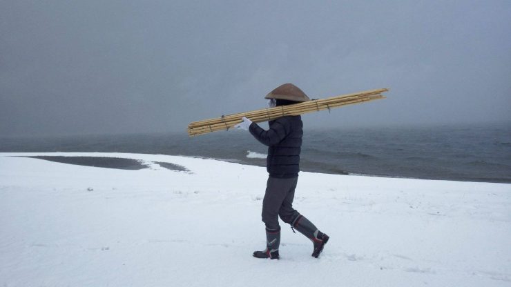 雪の中、帰庵を担ぐ　2016年1月　琵琶湖湖畔