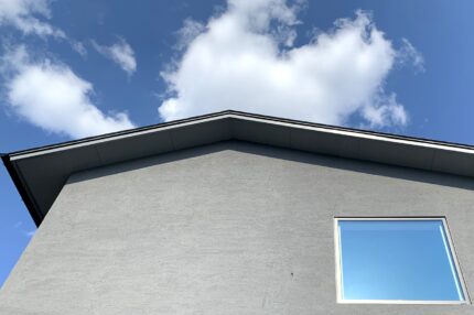 岩倉の家の窓と空