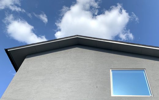 岩倉の家の窓と空
