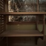 フランス・パリ　六覚庵　水屋棚と石の壁