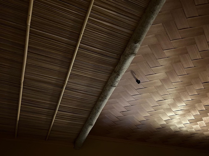 茶室の天井　杉柾矢羽根網代と蒲天井