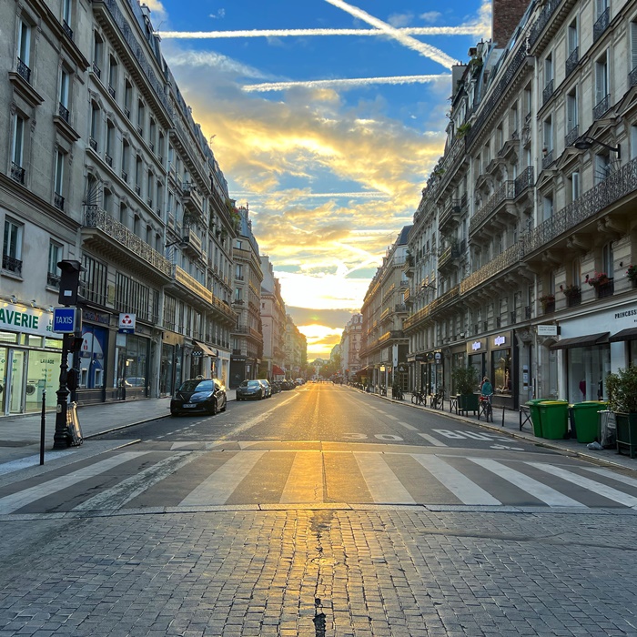 フランス・パリの朝 マジックアワー朝焼けと街並み - 京都の山中