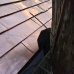 京都神楽岡の茶室　屋根工事　銅板一文字葺き　木の幹を回避