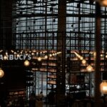 スターバックの吹き抜け天井と照明デザイン