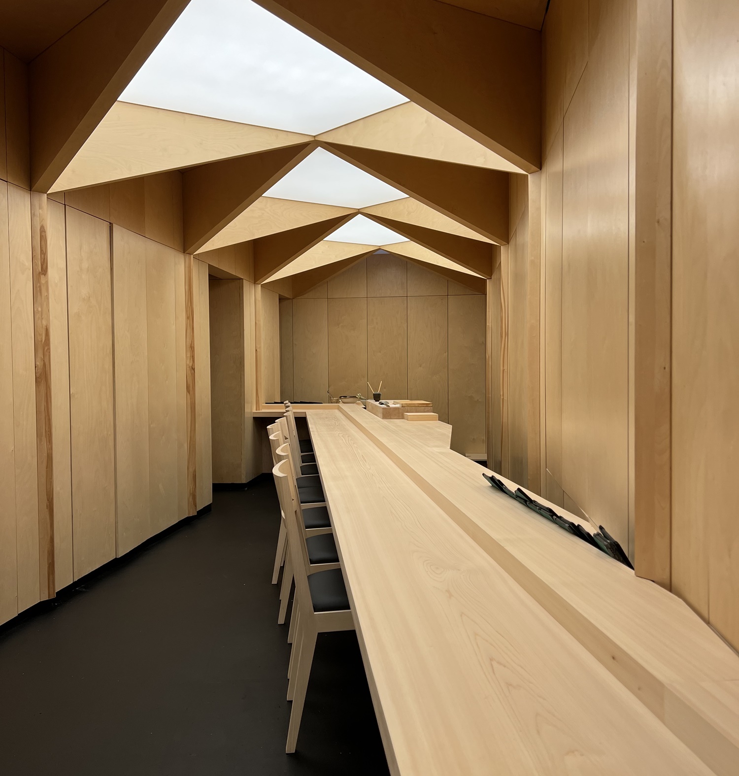 フランス・パリ 鮨屋改装工事 吉野ひのきカウンター France Paris