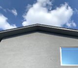 岩倉の家の窓と空