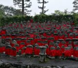 新調された深紅のお地蔵さんの前掛け